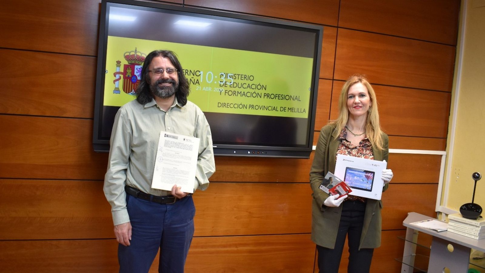  La consejera de Educación, Elena Fernández Treviño junto al responsable de la Dirección Provincial de Educación, Juan Ángel Berbel