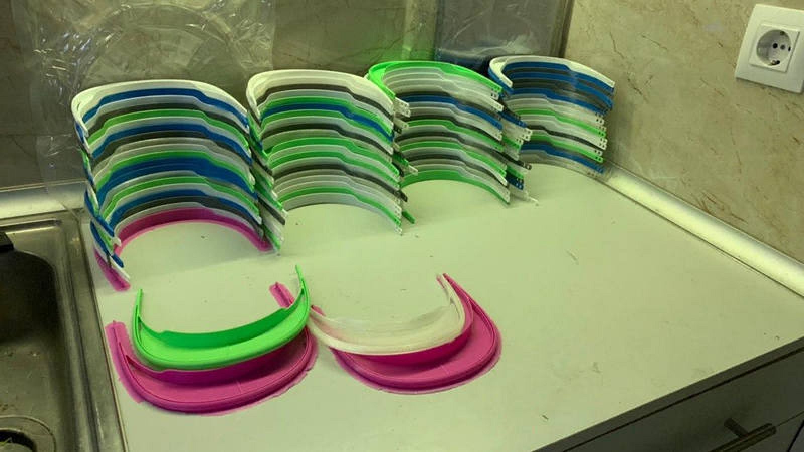  Así quedan las viseras fabricadas con las impresoras 3D