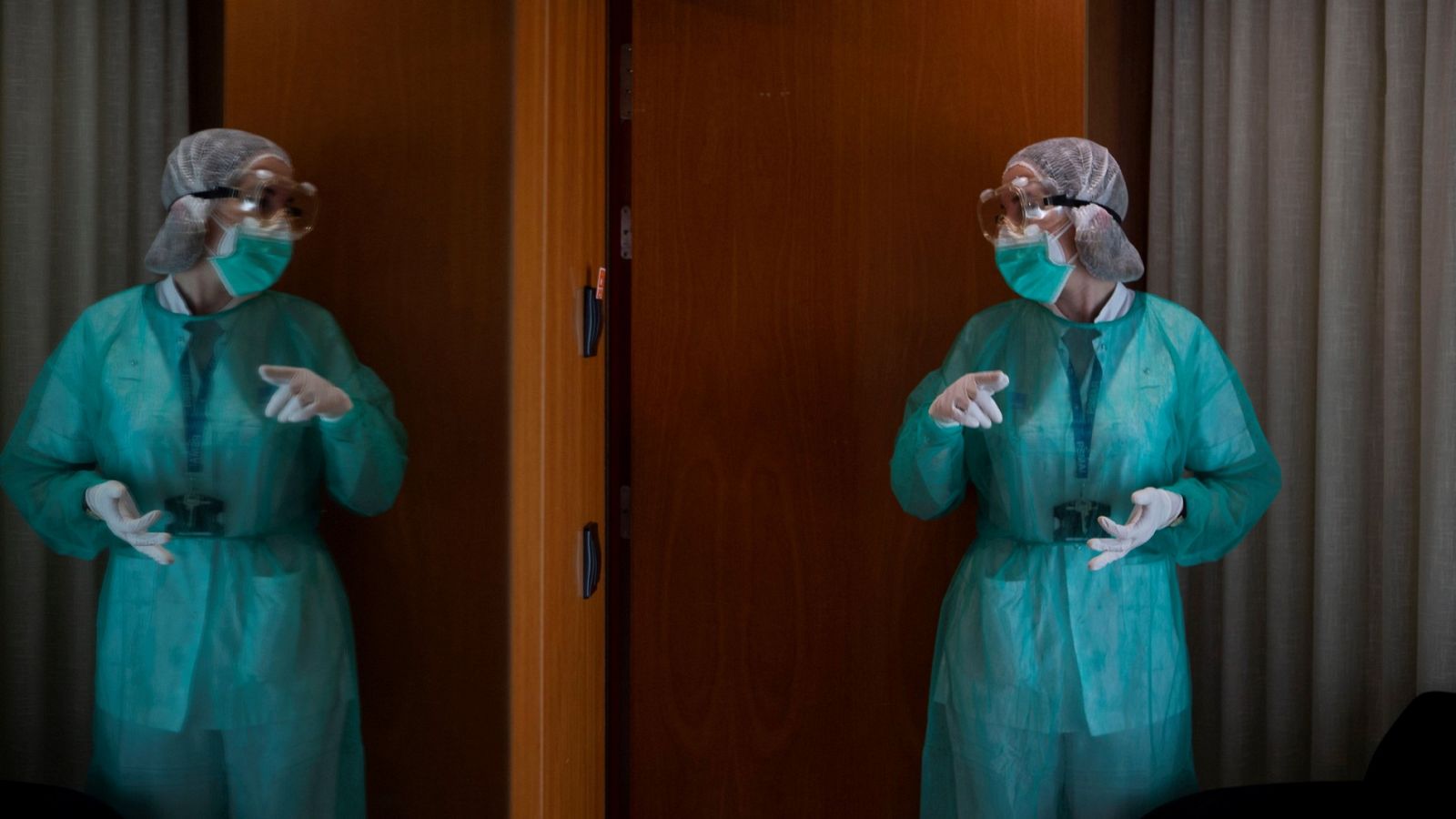 Personal sanitario realiza su tarea en el Hotel Princess de Barcelona