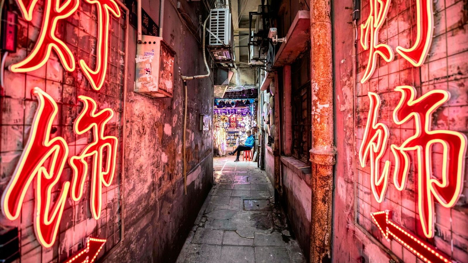 Un hombre se sienta en su tienda en Guangzhou, China