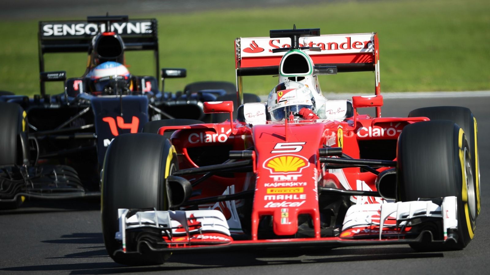  El alemán Sebastian Vettel, de Ferrari, (d) y el español Fernando Alonso, de McLaren, (i),