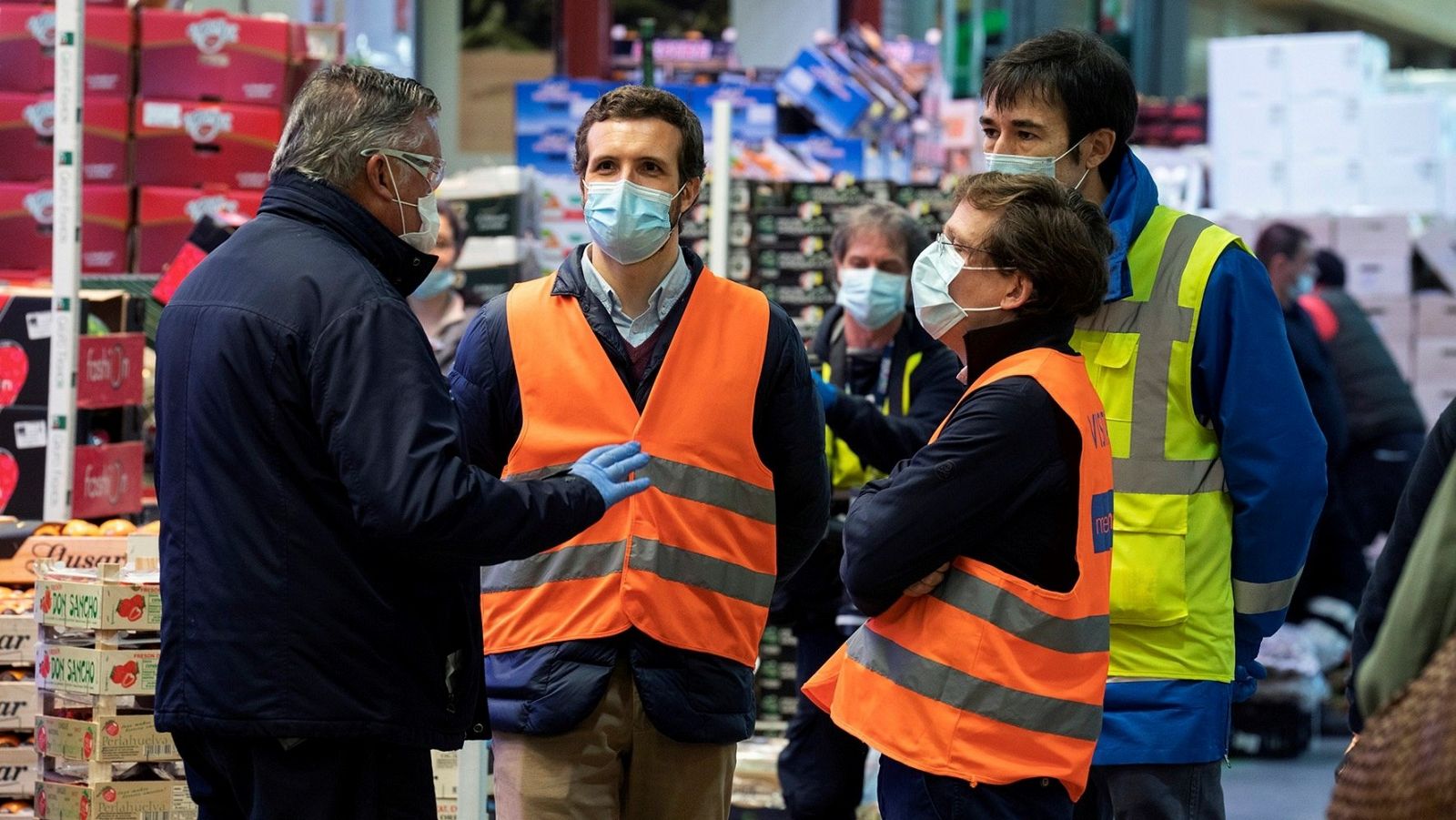 El líder del PP, Pablo Casado, visita Mercamadrid acompañado del alcalde de la capital, José Luis Martínez Almeida.