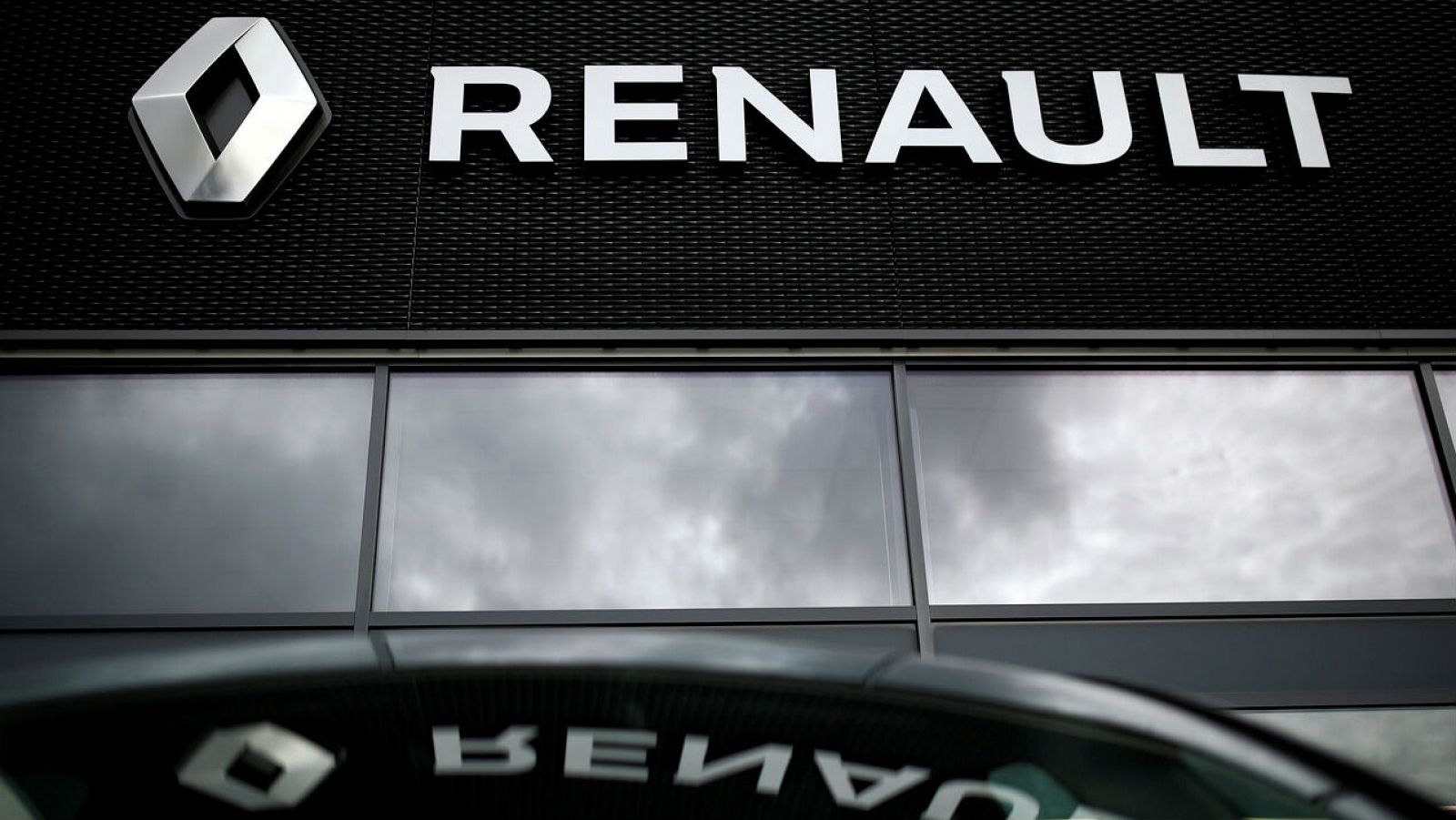 El logotipo del fabricante de automóviles Renault se muestra en un concesionario en Orvault, cerca de Nantes, Francia.