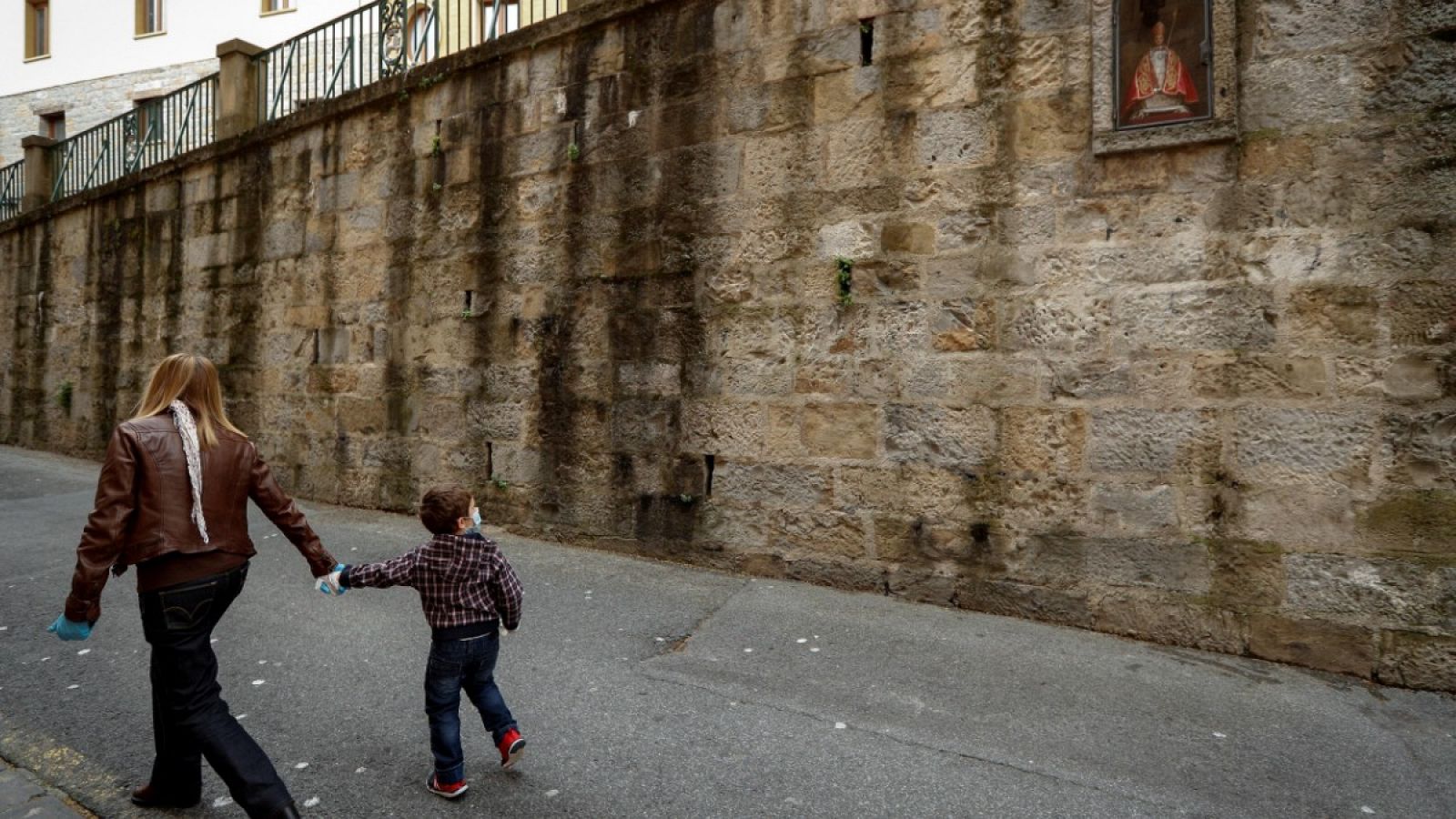 Una mujer y un niño en la cuesta de Santo Domingo de Pamplona