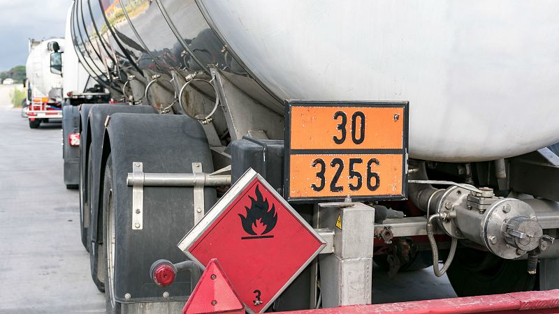 Placas con las que se señala el transporte de mercancías peligrosas.