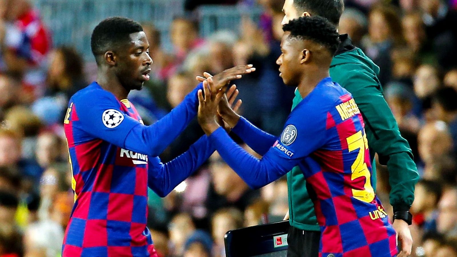 El jugador del FC Barceona, Ousmane Dembélé (i) es sustituido por Ansu Fati (d)