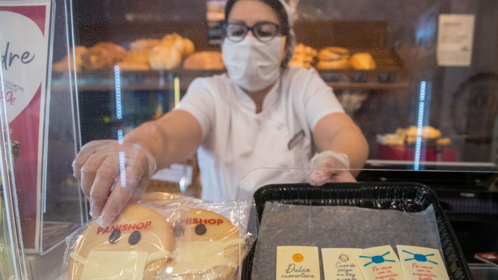 La dependienta de una pastelería-panadería detrás del mostrador en Zaragoza 