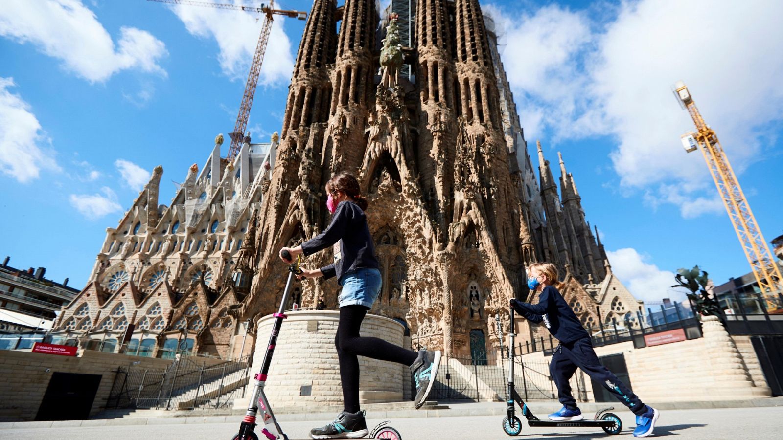 Dos niñas juegan ante la Sagrada Familia