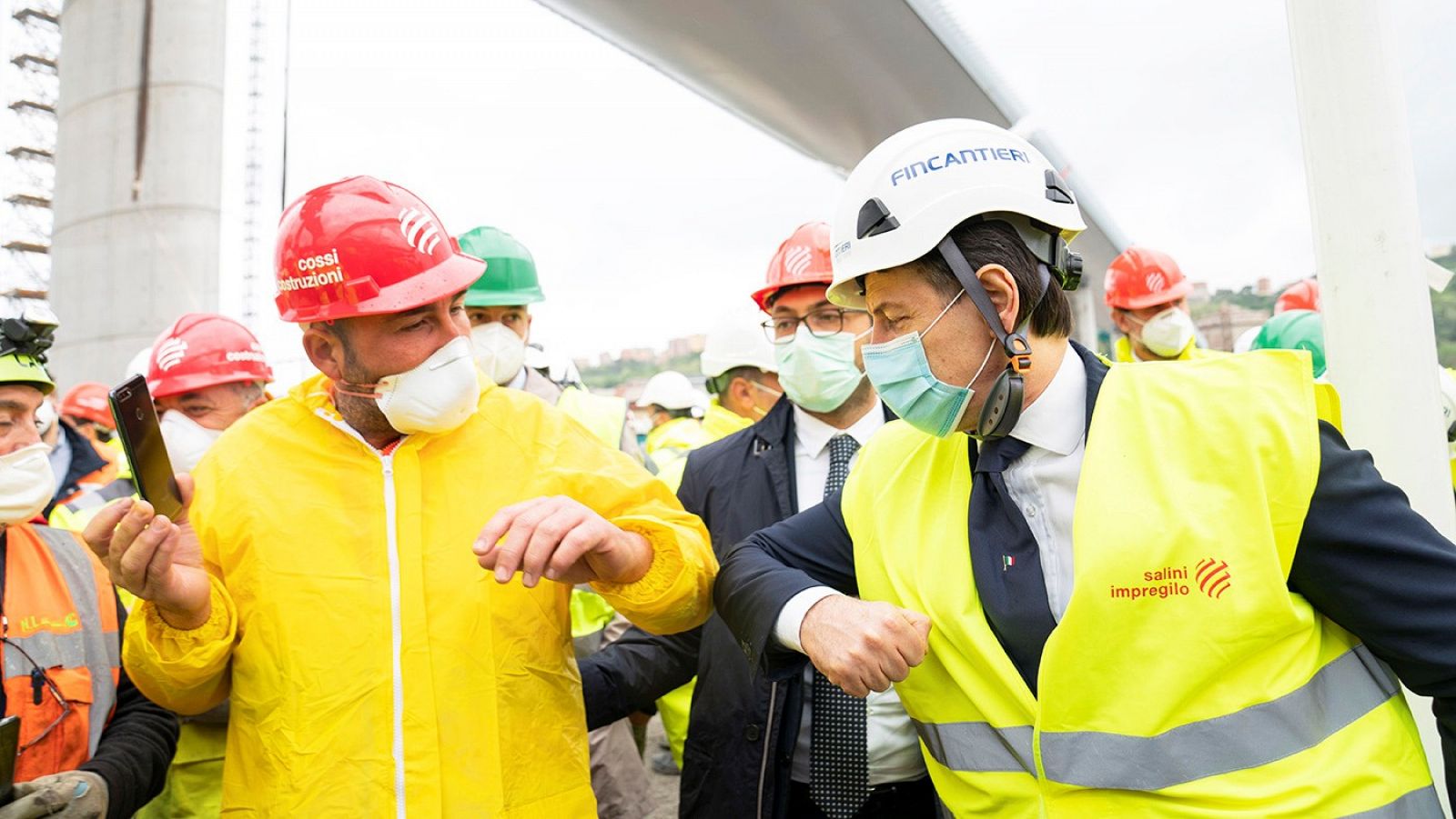 El primer ministro italiano, Giuseppe Conte, en el acto de inauguración de la parte final de nuevo puente de Génova dos años después del derrumbe que causó 34 muertes