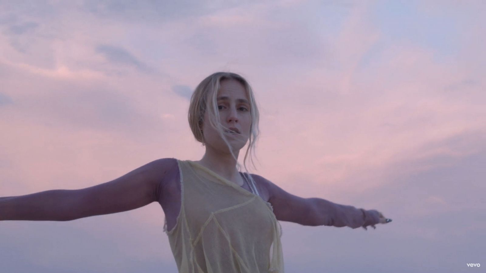  María Escarmiento lanza "Otra noche", su colaboración con El Mini y su tercer adelanto de su EP