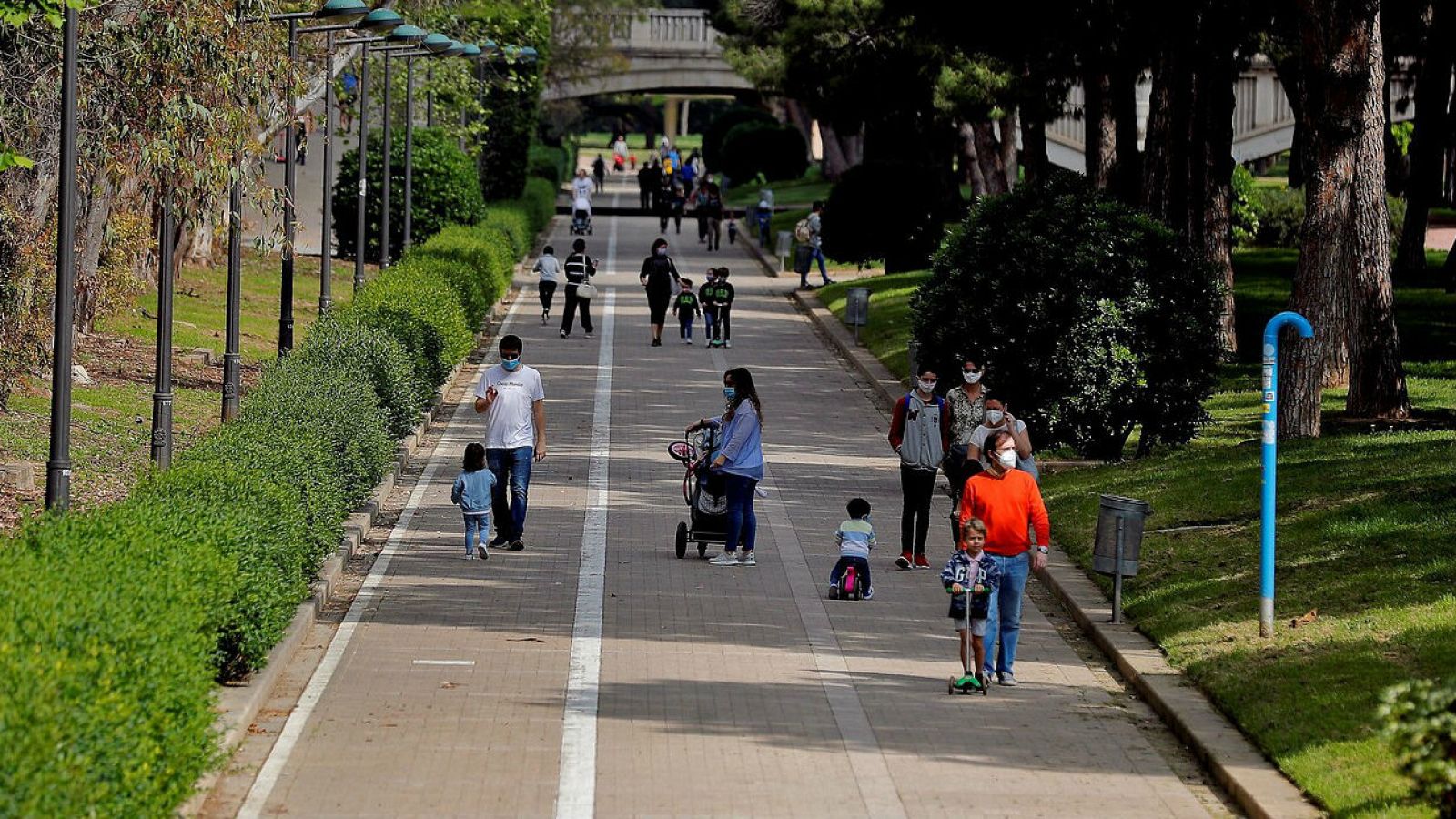 Familias paseando por las calles de Valencia con mascarillas. 