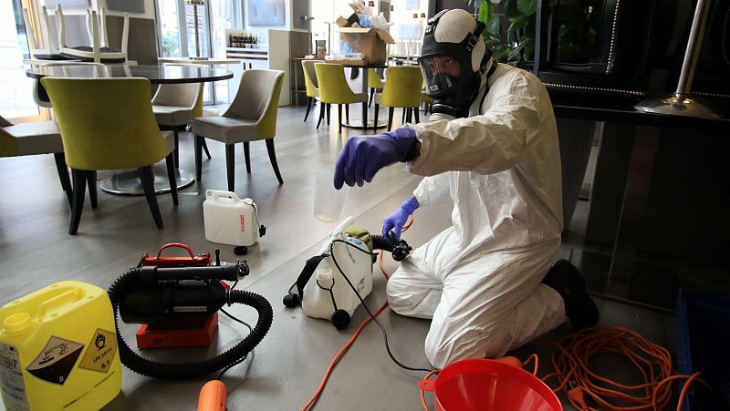 Coronavirus en Italia: Desinfección en un restaurante en la Galería Víctor Manuel en Milán.