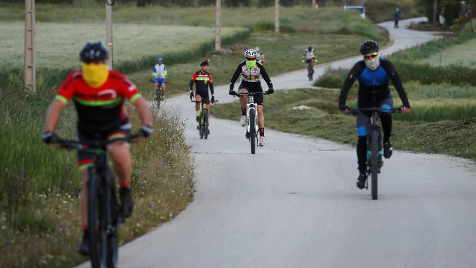 Varias personas salen en bicicleta en el municipio malagueño de Ronda