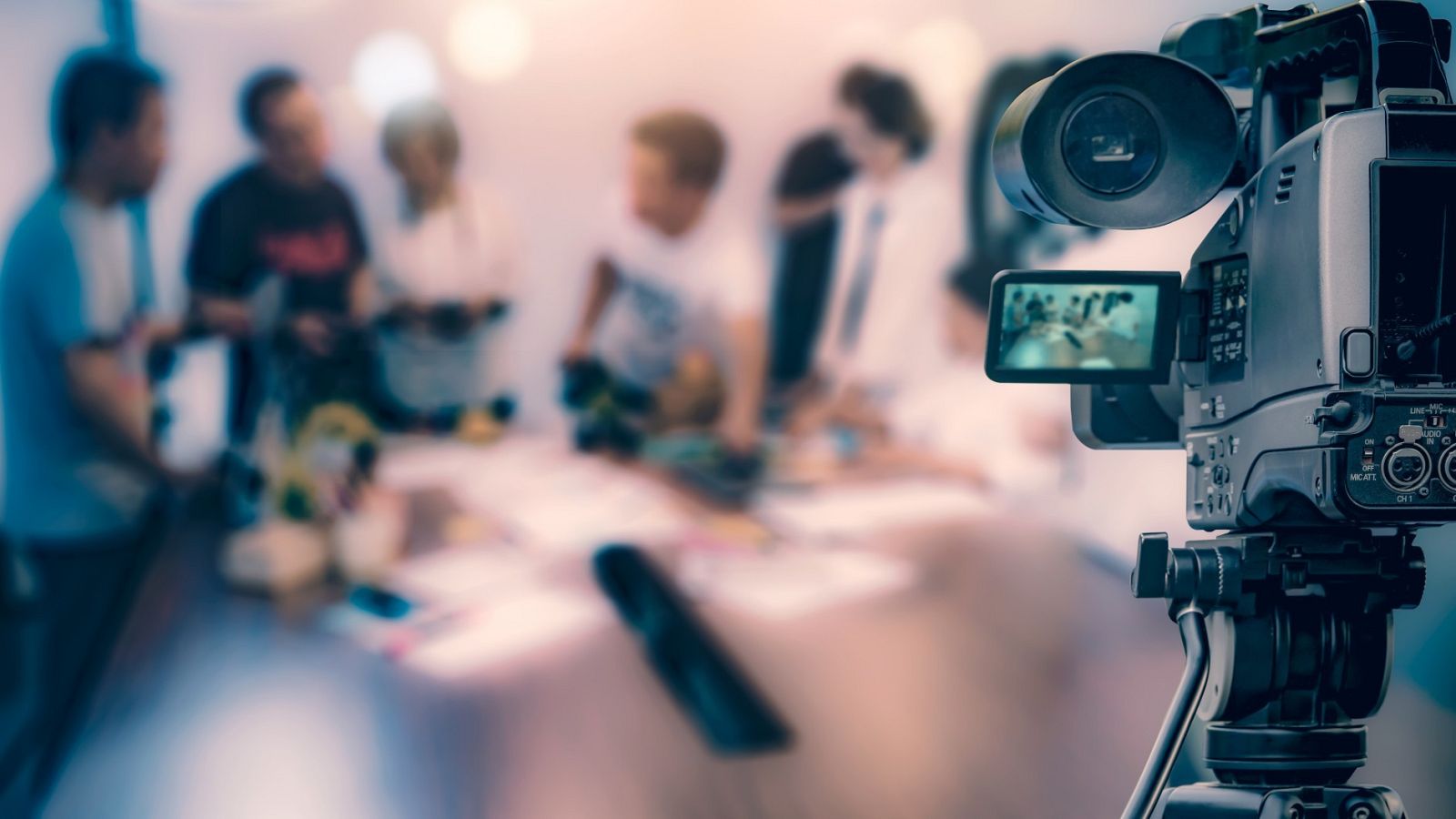 Un grupo de periodistas trabajando 