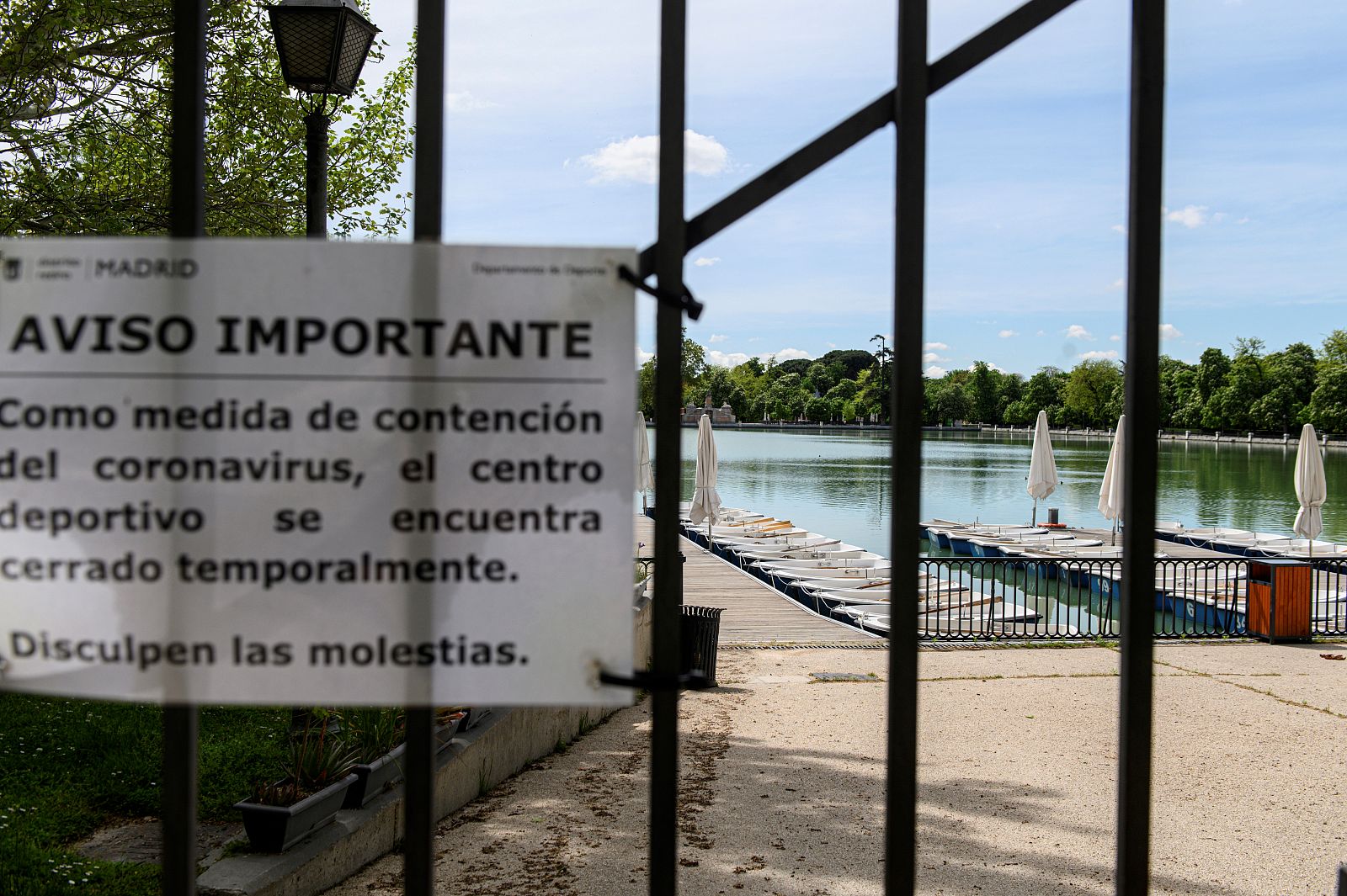 Vista del parque del Retiro de Madrid, cerrado a causa de las medidas del estado de alarma por el coronavirus.