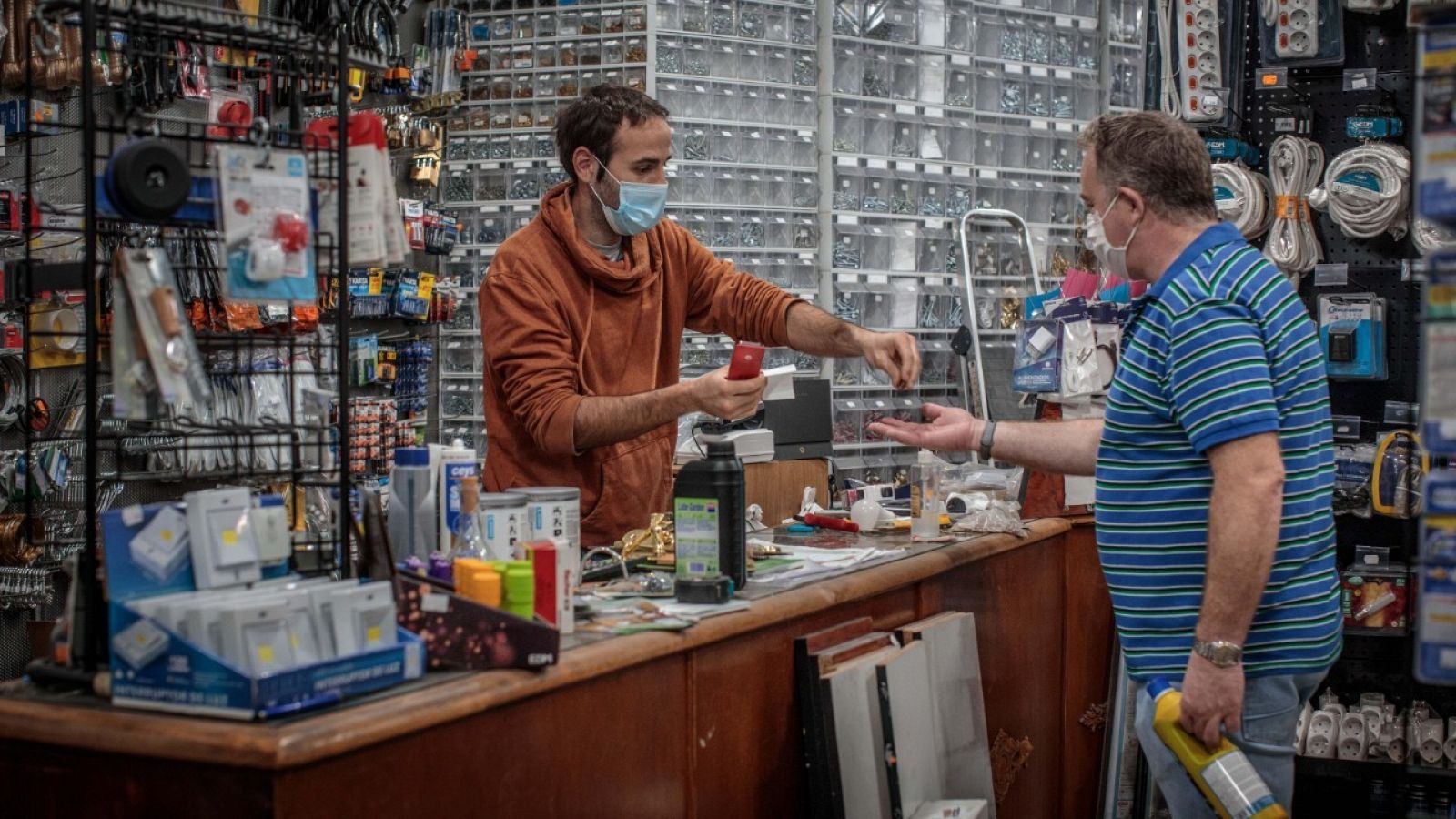  El responsable de una ferretería atiende a sus primeros clientes durante el primer día de la fase 0 de la desescalada.