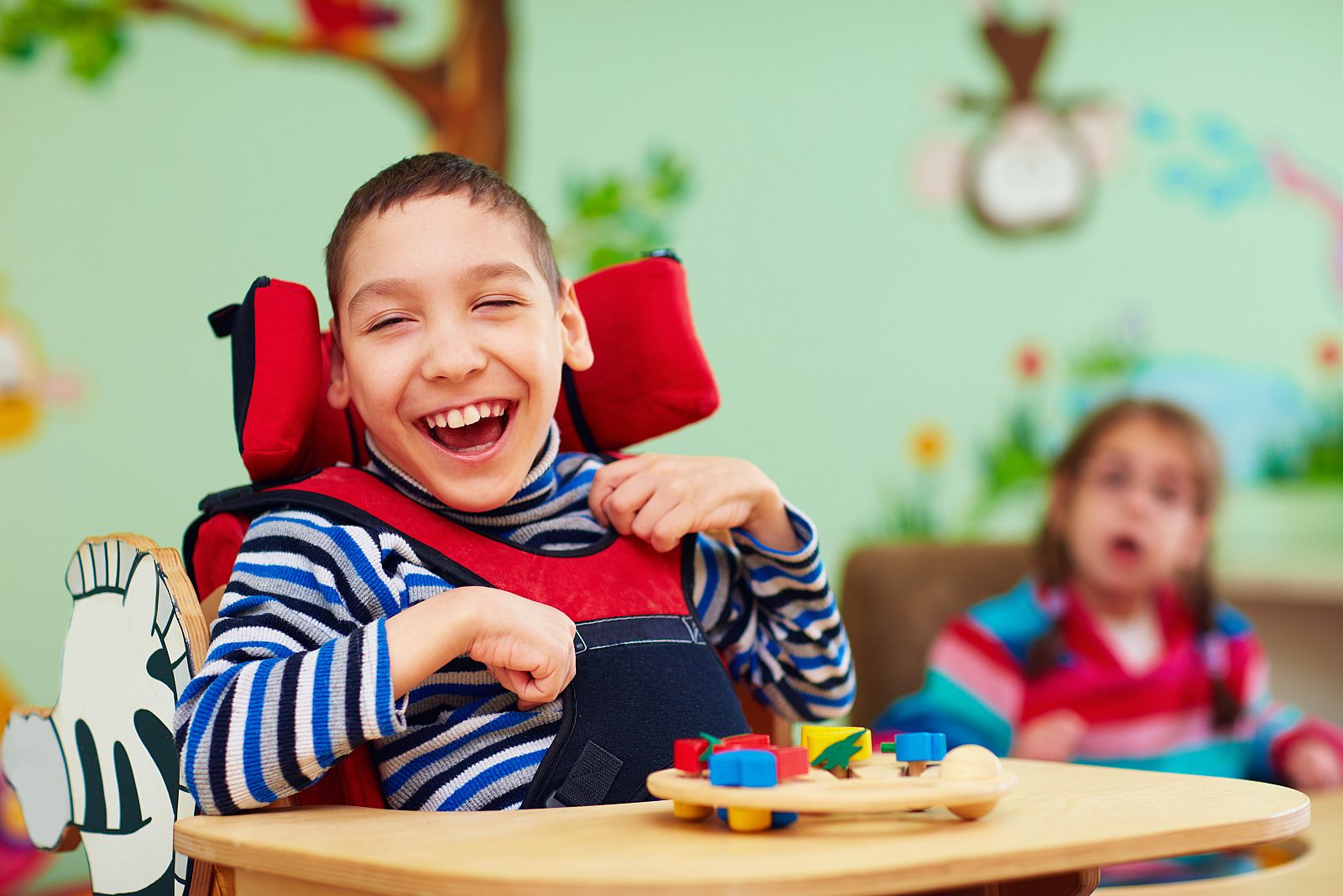 Dos niños en un aula de educación especial.