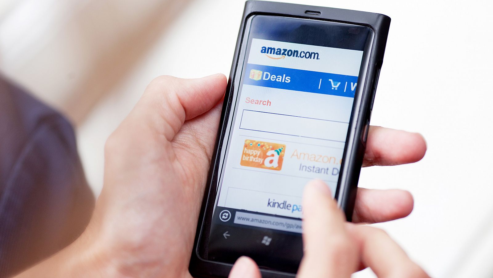 Un usuario interactúa con una notificación de Amazon en su teléfono móvil.