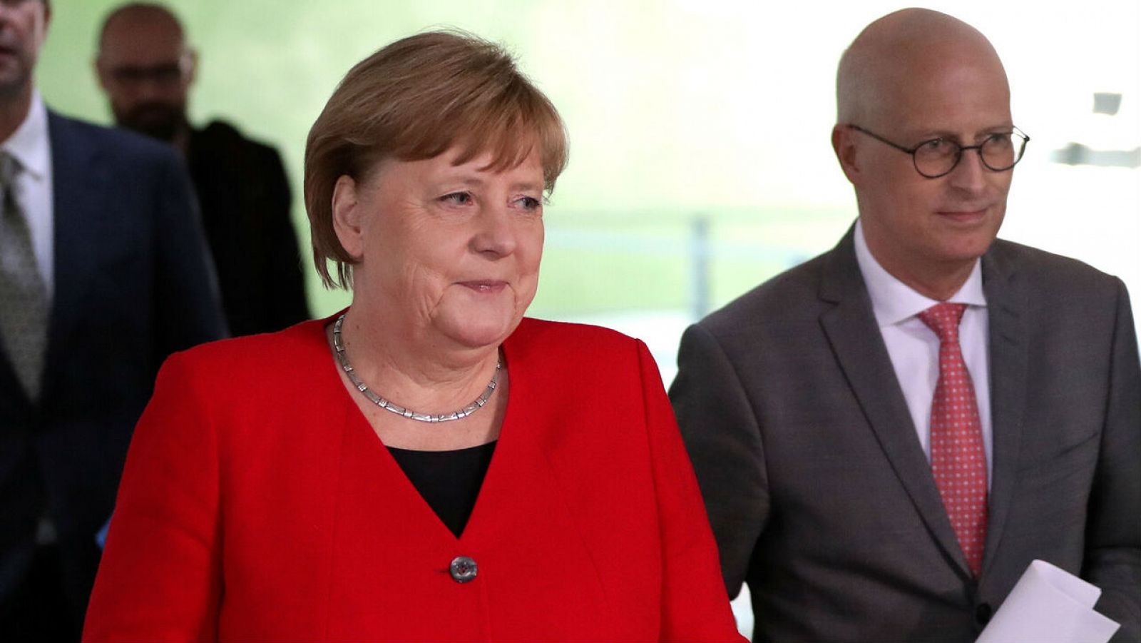 La canciller alemana Angela Merkel y Peter Tschentscher, primer alcalde de Hamburgo, llegan a una conferencia de prensa después de una reunión en línea con los gobernadores estatales alemanes sobre el aflojamiento de las restricciones para reducir la