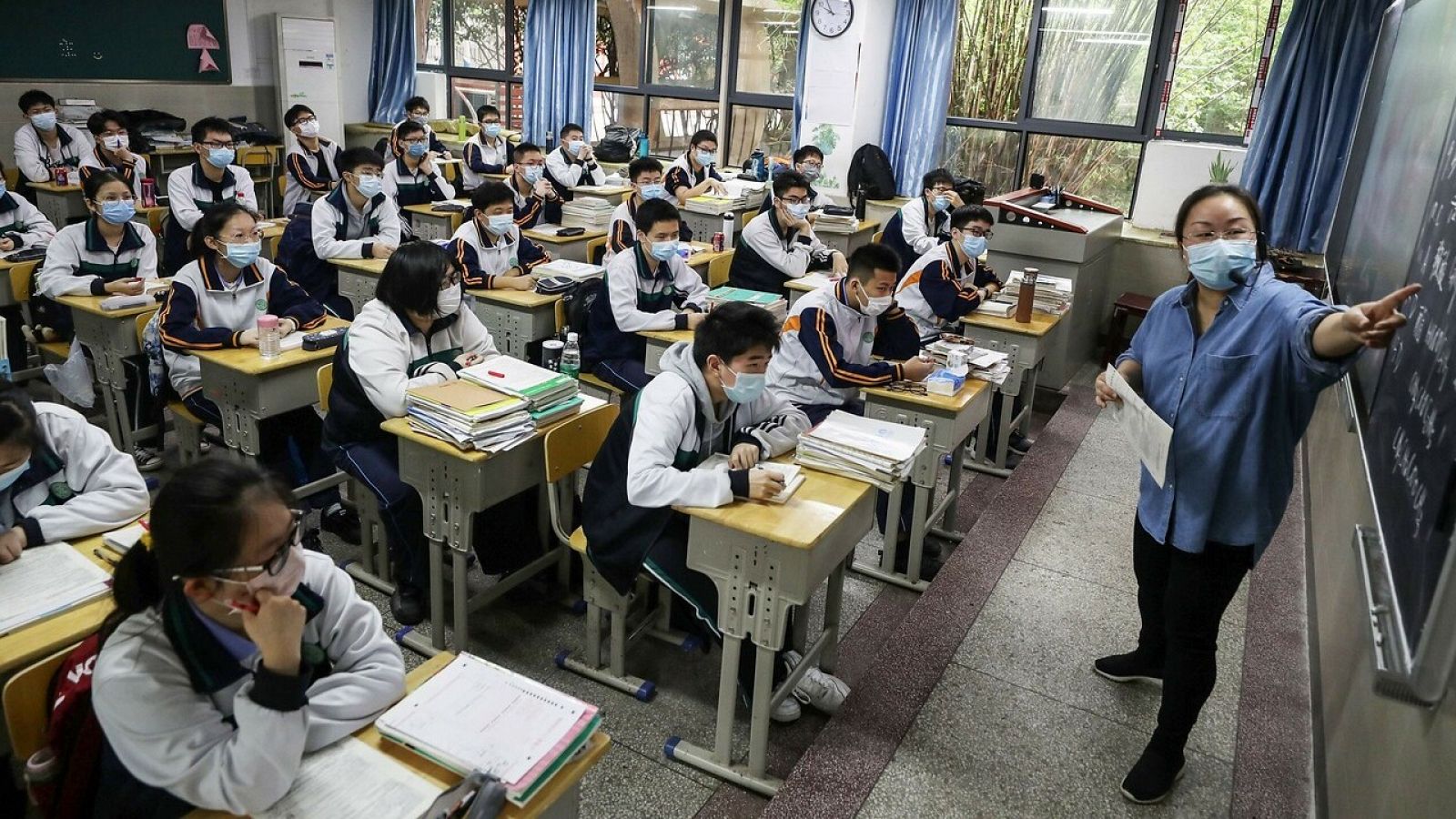 Estudiantes de un instituto de Hubei, donde ya se han retomado las clases