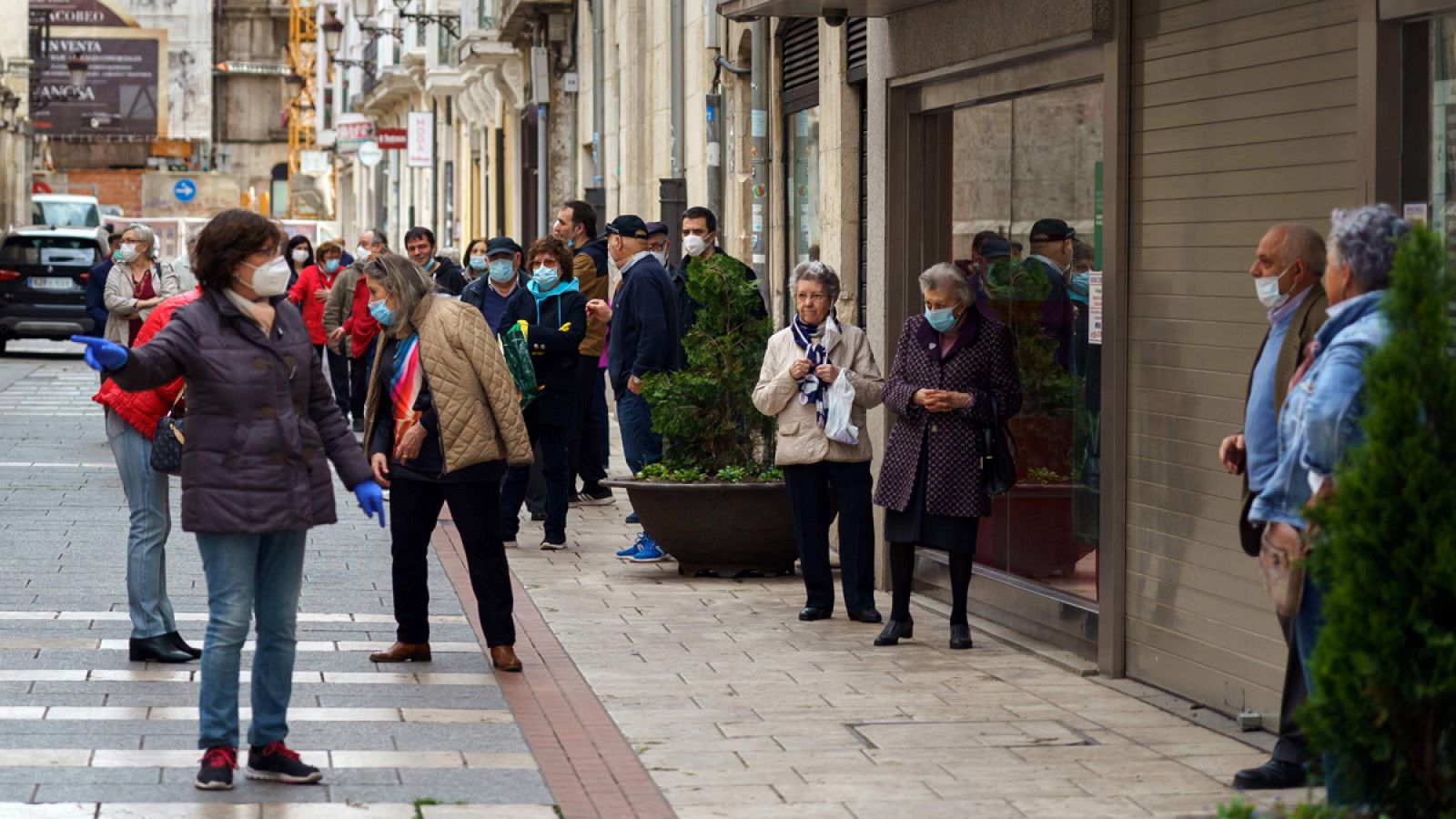 Cola ante una sucursal bancaria en Burgos