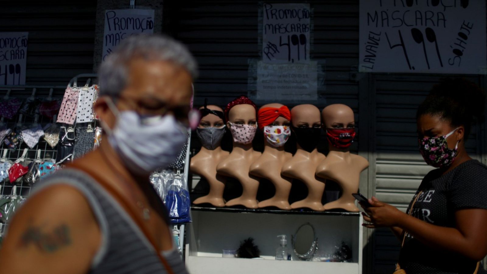 Gente con mascarilla caminando por una calle de Río de Janeiro, Brasil.