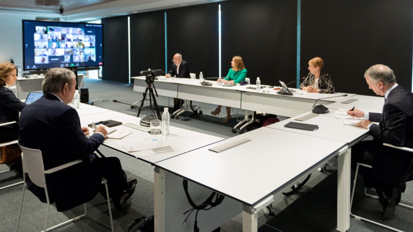 Imagen: El Gobierno vasco, en la reunión telemática de Pedro Sánchez con los presidentes autonómicos