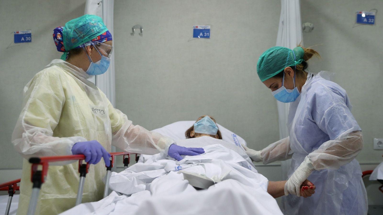 Dos profesionales sanitarios atienden a una persona enferma de coronavirus en el Hospital Infanta Sofía de Madrid 