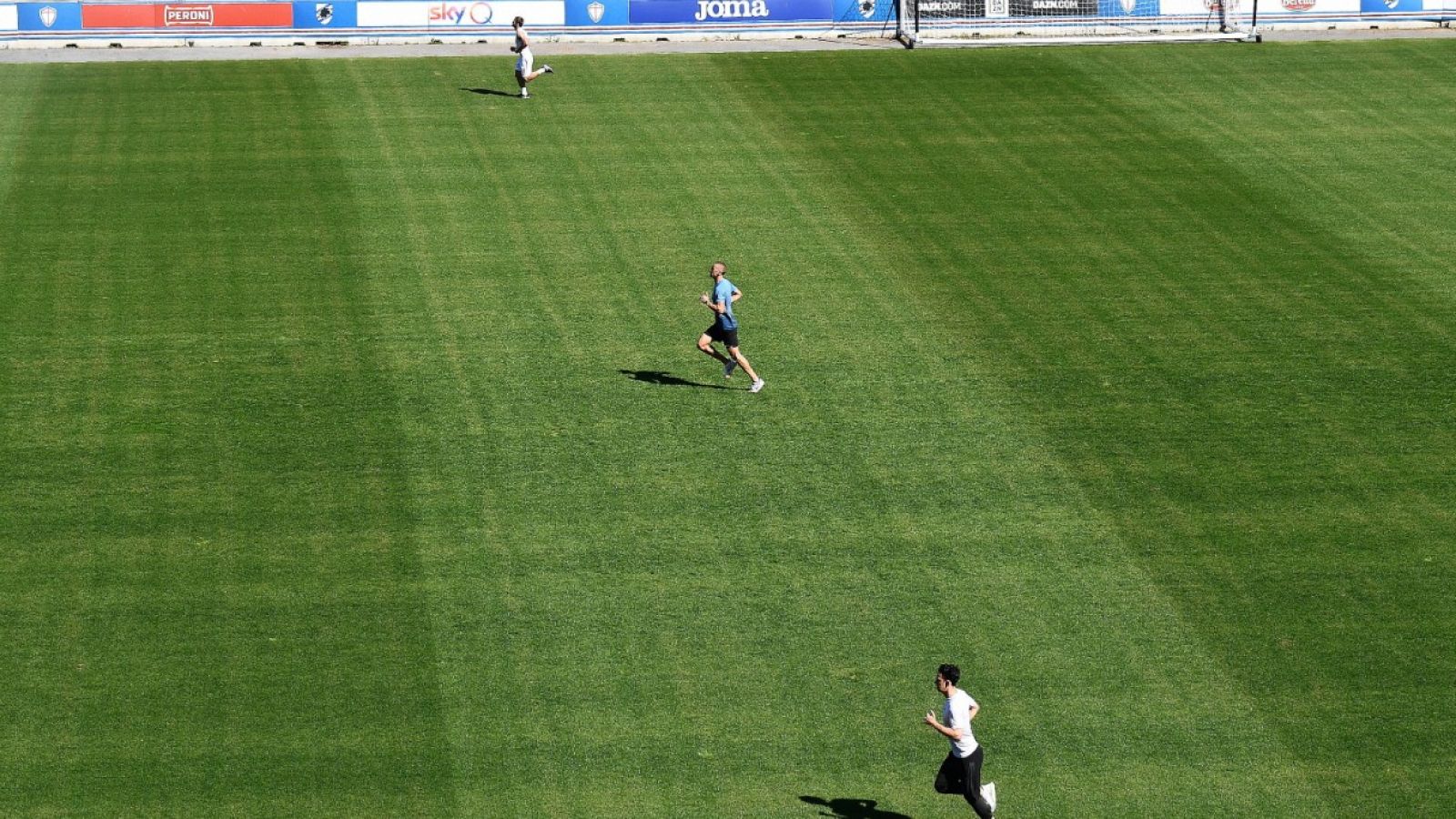 Los jugadores de la Sampdoria Karol Linetty, Gaston Ramirez, y Gonzalo Maroni durante una sesión de entrenamiento individual.