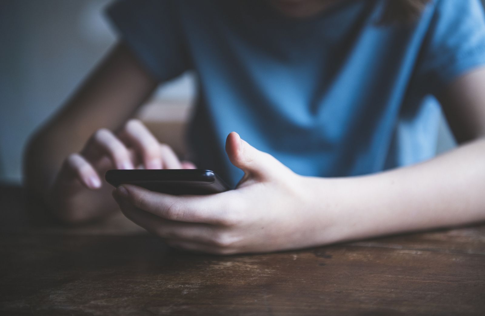 Adolescente utilizando un teléfono móvil
