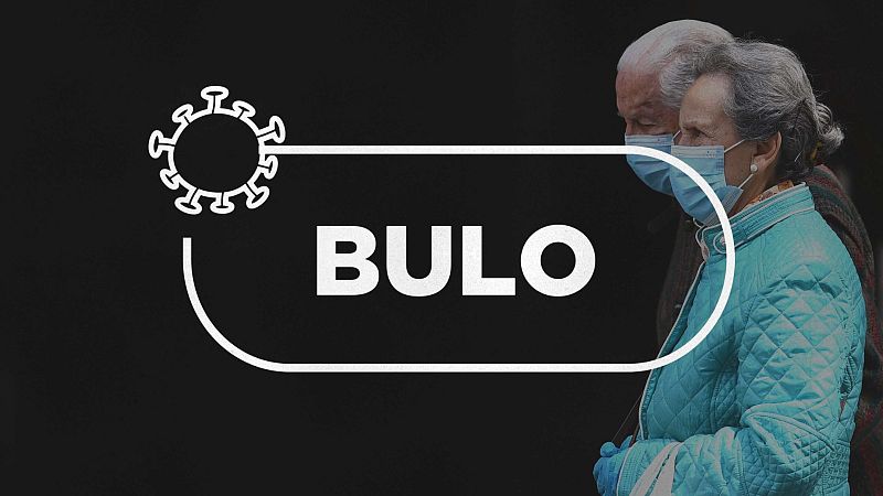 Una pareja de ancianos camina por la calle con las mascarillas quirúrgicas puestas.