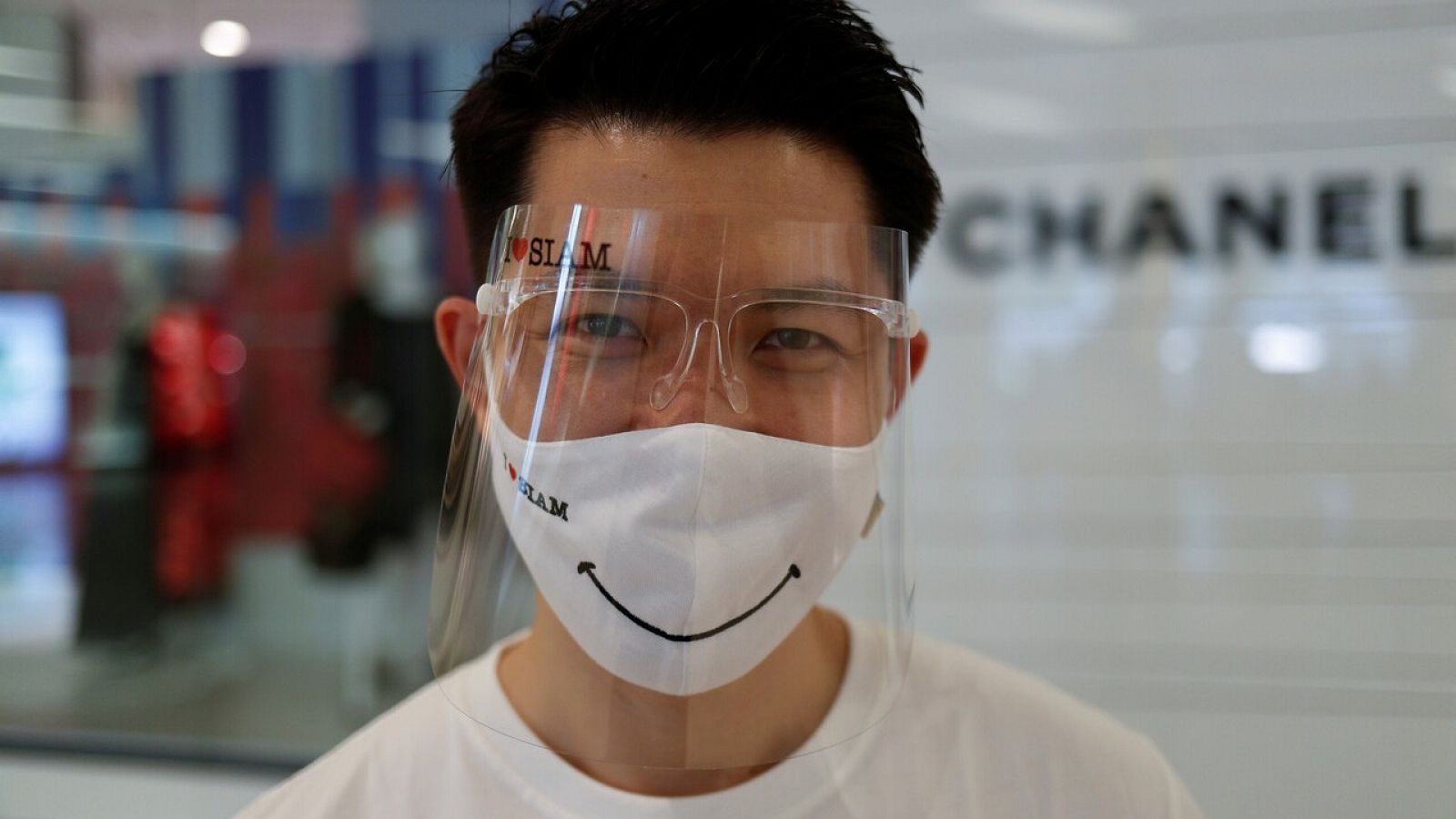 Un hombre con una mascarilla en Bangkok, Tailandia. REUTERS/Jorge Silva