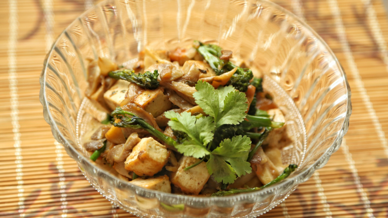 Salteado de bimi y setas con tofu y salsa melosa