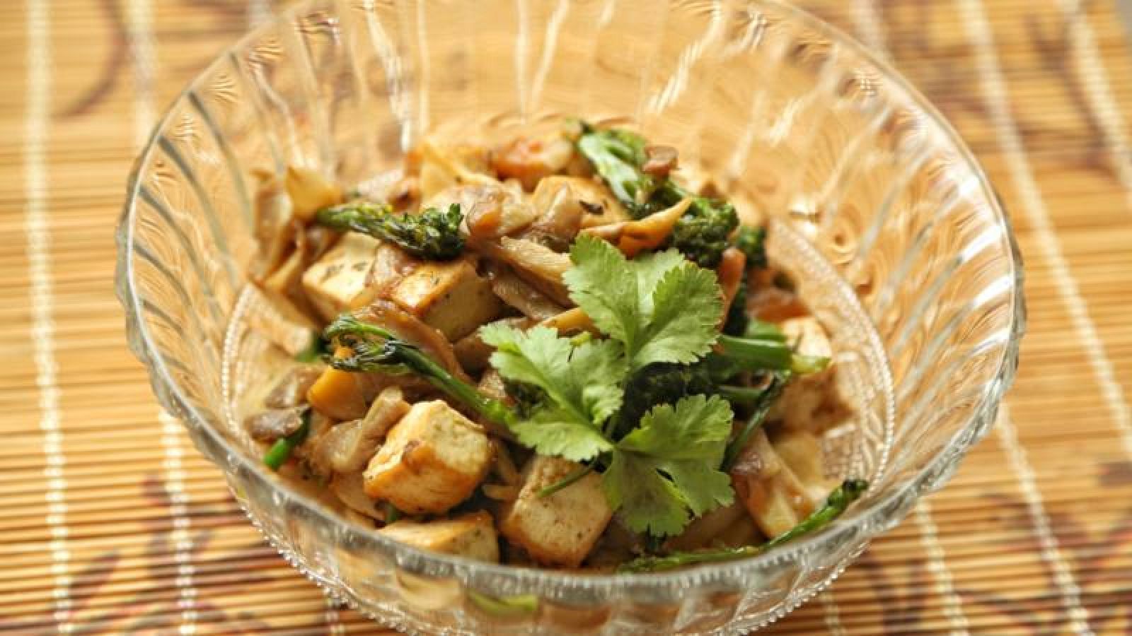 Salteado de bimi y setas con tofu y salsa melosa 