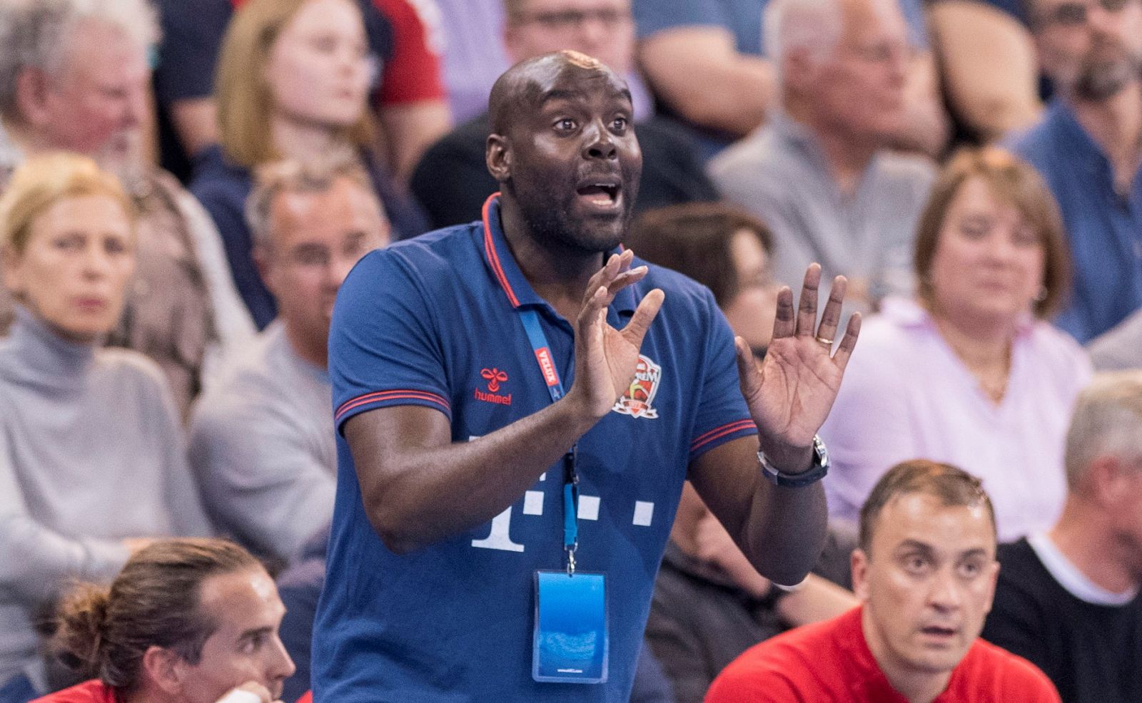 El entrenador del Veszprem, David Davis