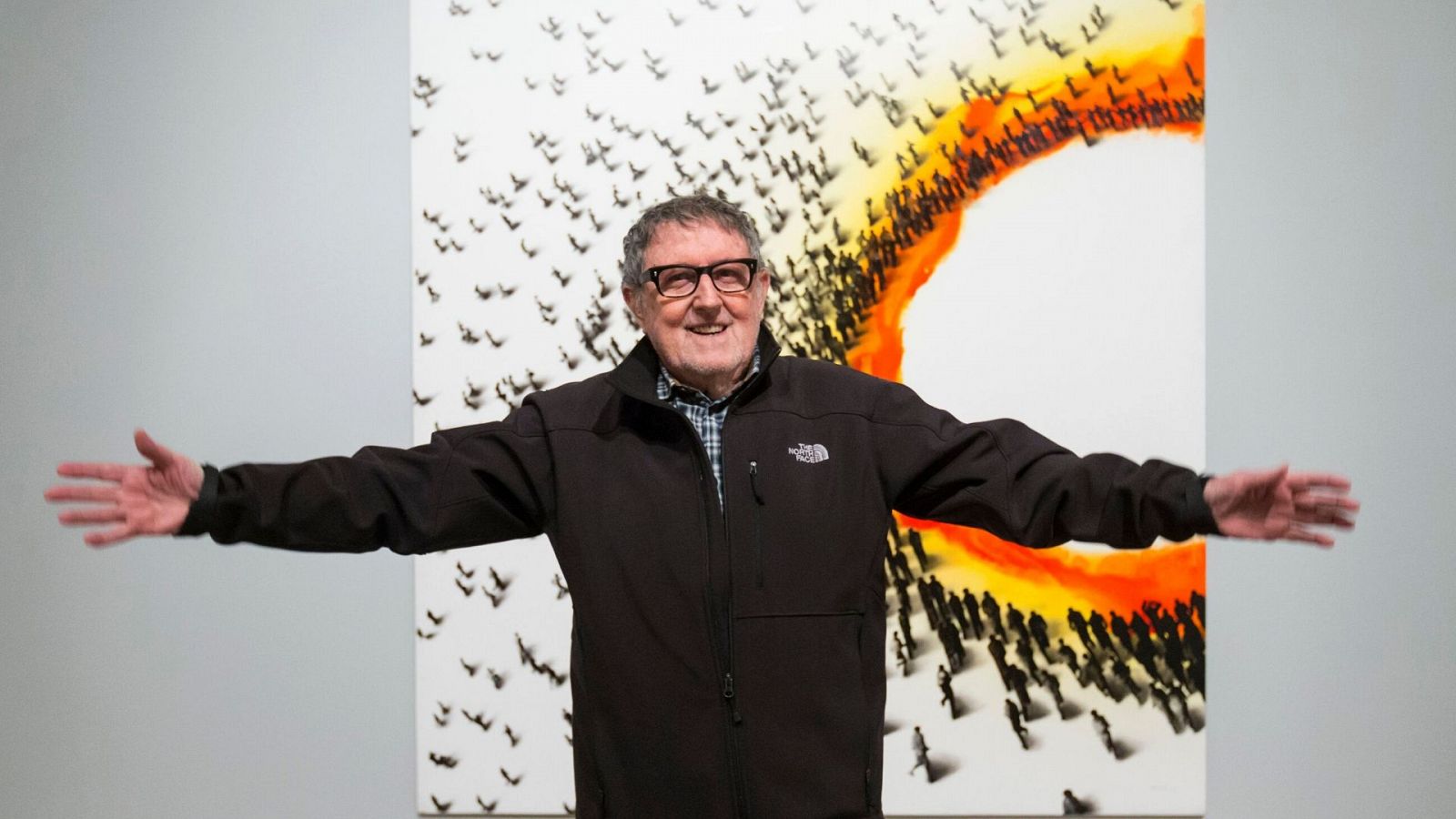 Juan Genovés junto a su obra durante la inauguración de 'Multitudes' (2016)