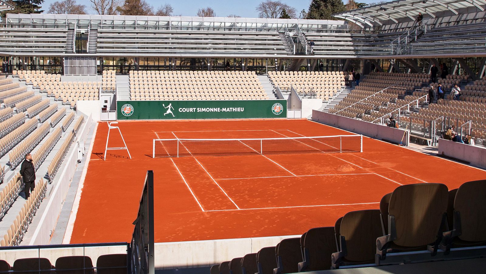 Imagen de una pista de tenis vacía en Roland Garros.