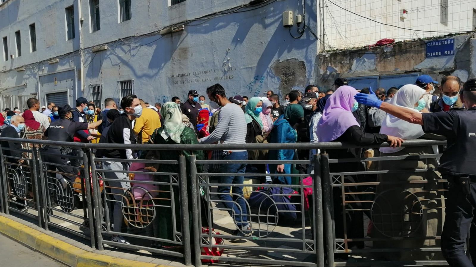 Alrededor de 200 marroquíes que se quedaron atrapados en Melilla por el cierre de fronteras vuelven a su país