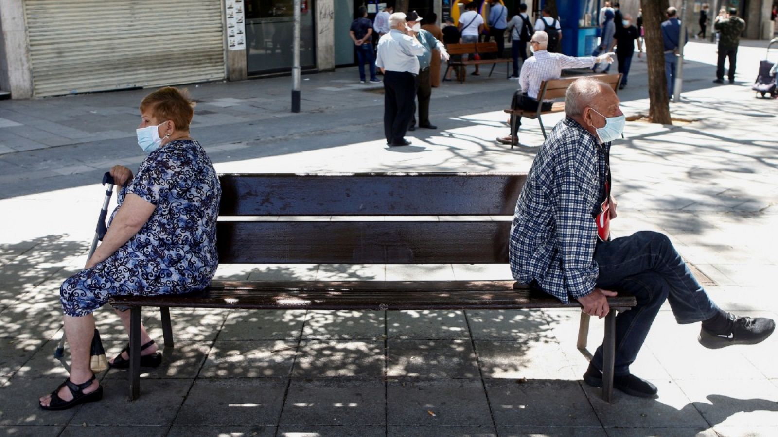 Dos ciudadanos sentados en un banco en Santa Coloma de Gramanet, Barcelona