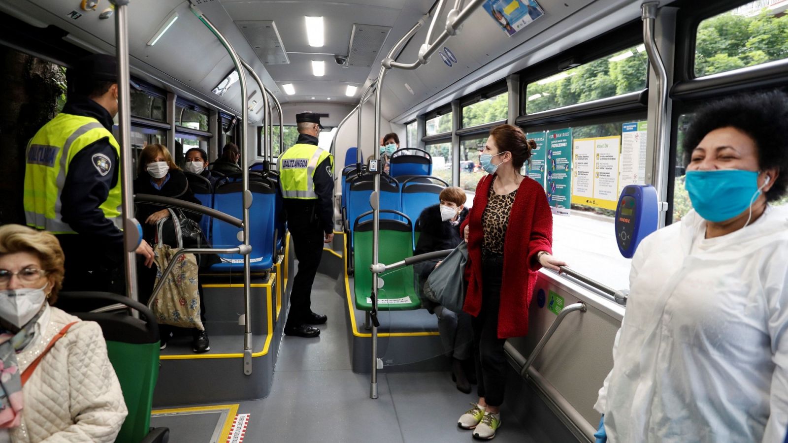 Agentes de la Policía Municipal de San Sebastián realizan un control  n el transporte público