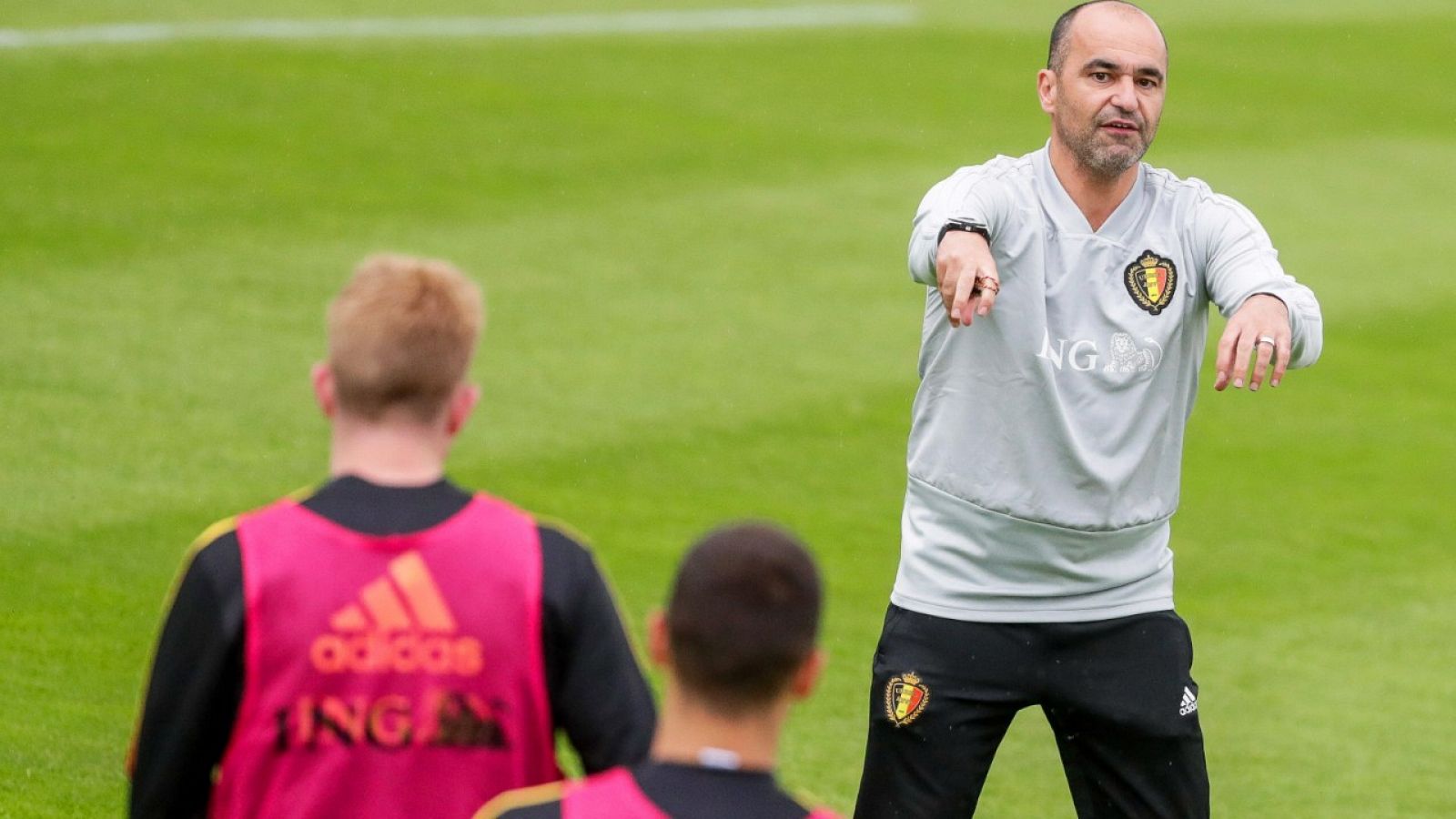 El técnico español Roberto Martínez dirige un entrenamiento de la selección blega en 2019.