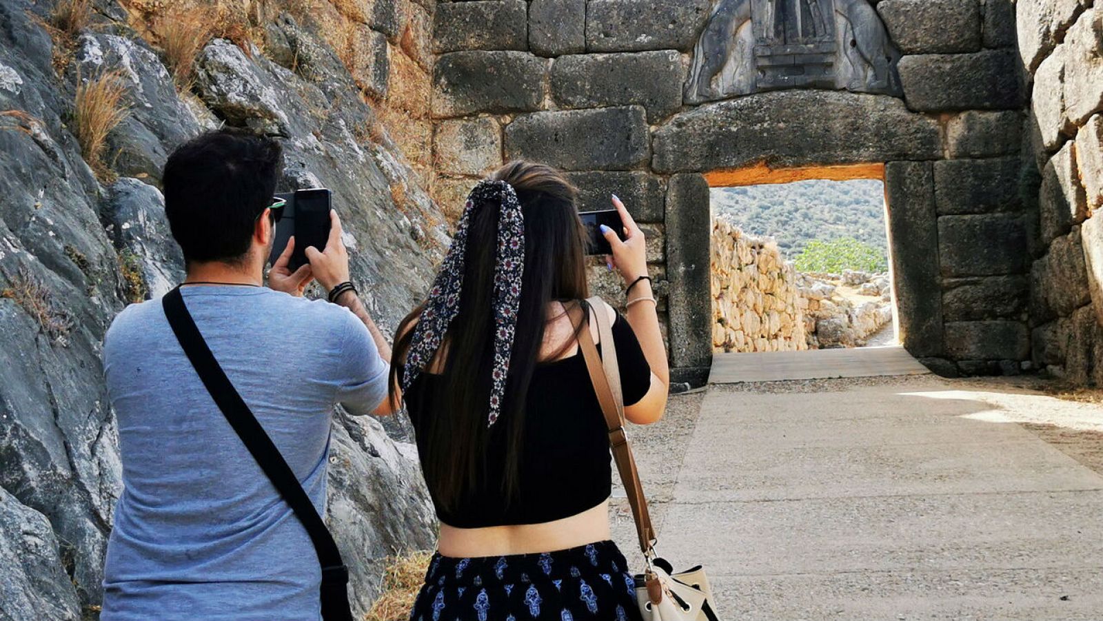 Turistas visitan el sitio arqueológico de Micenas, Argólida, Peloponeso, Grecia, en el primer día de la reapertura de los sitios arqueológicos después del cierre en el país.