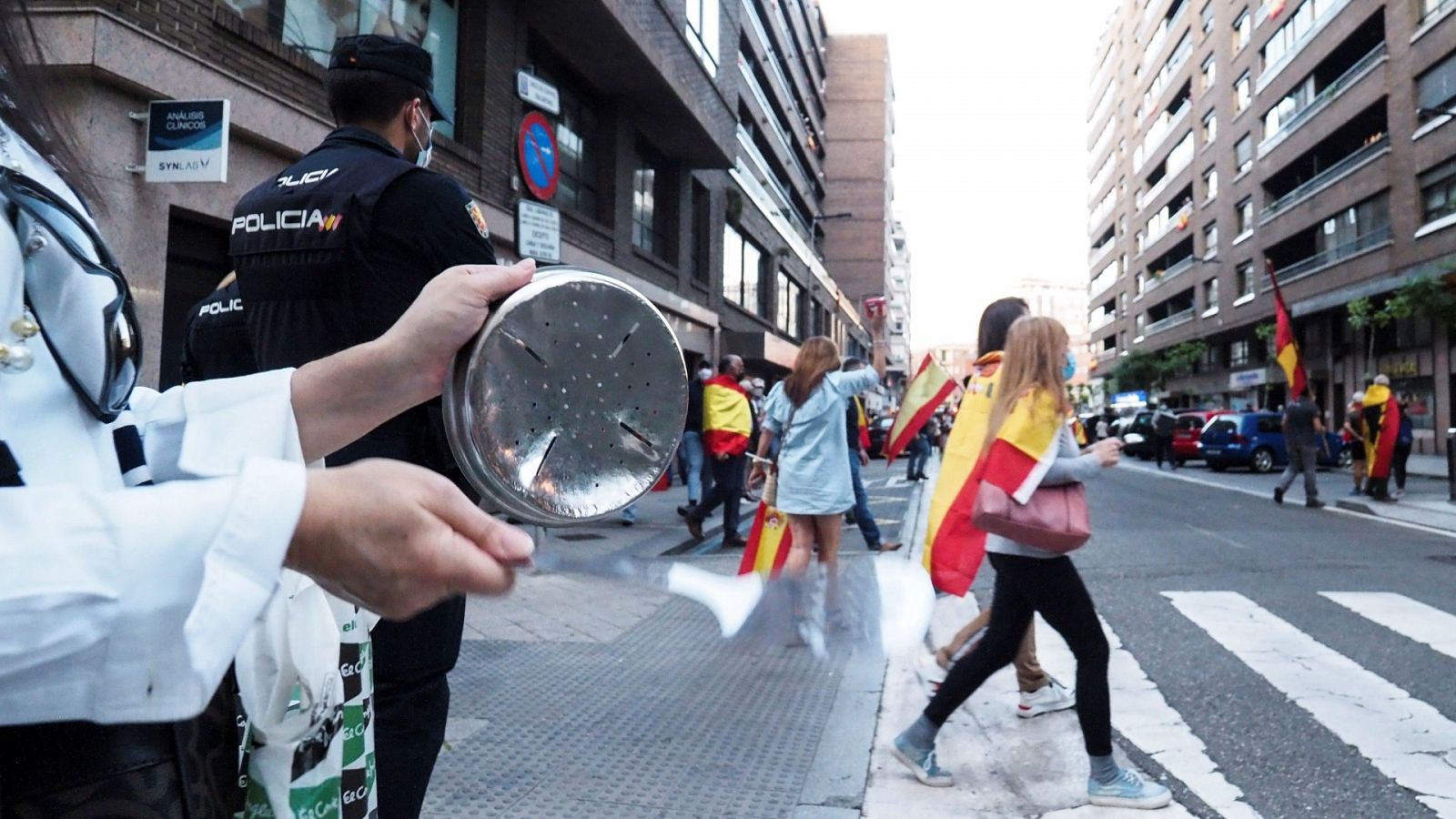 La "cacerolada" de este miércoles en la calle General Ruiz de Valladolid en protesta por la gestión del Gobierno en la crisis del coronavirus.