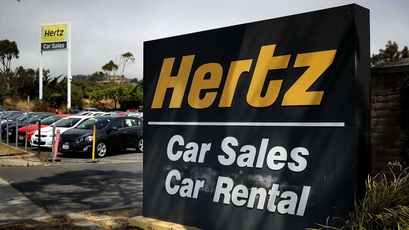 Un cartel de la empresa Hertz, que se ha declarado en bancarrota, en un concesionario de California.