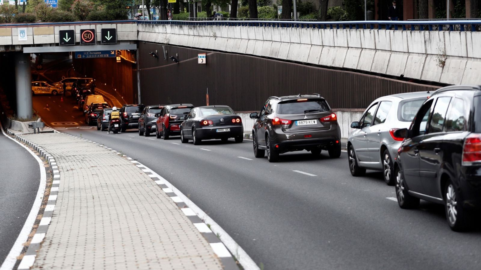 Agentes de la Policía Municipal de Madrid realizan un control de tráfico en el túnel de Costa Rica, en Madrid 