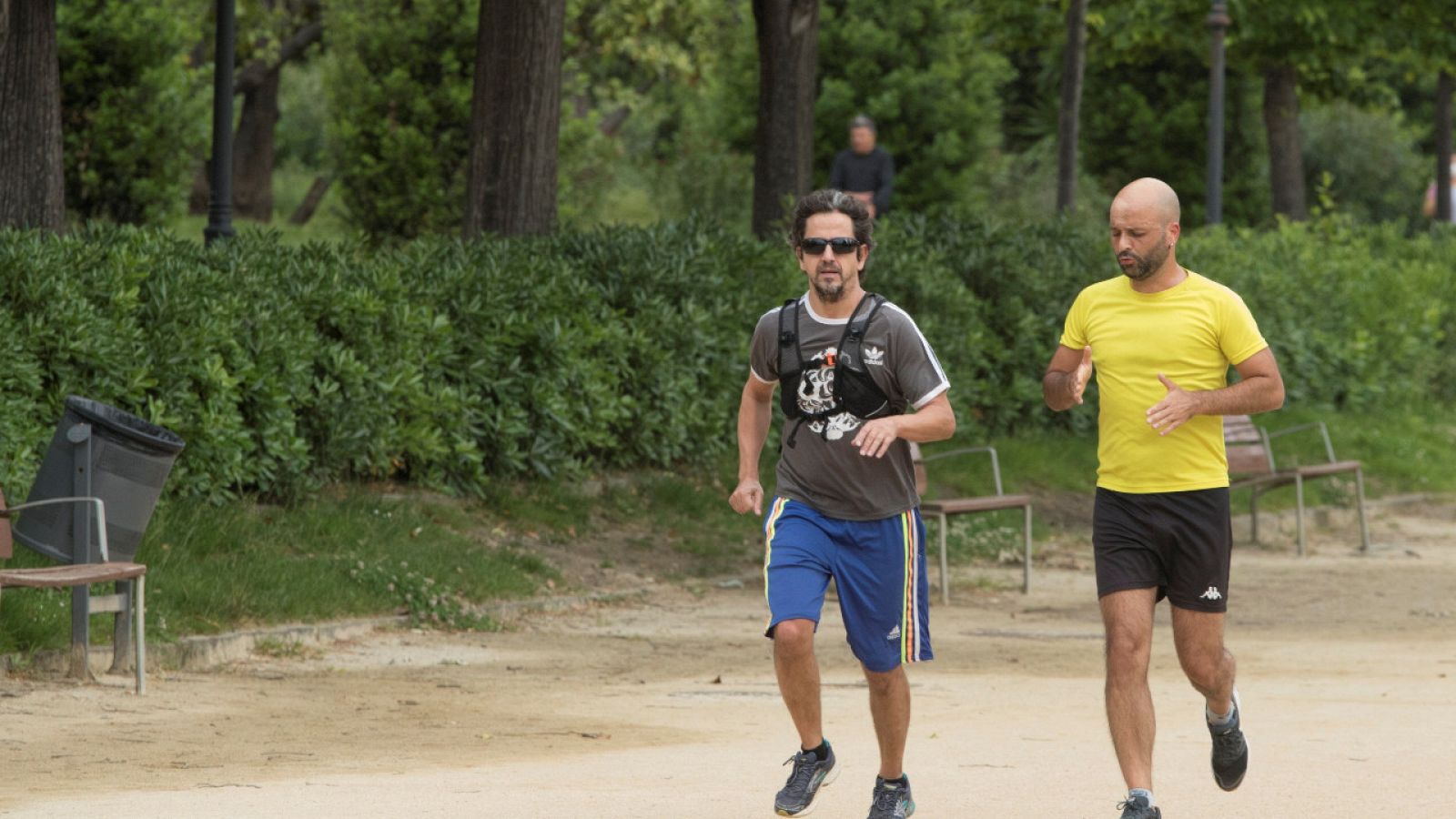 Dos personas hacen deporte