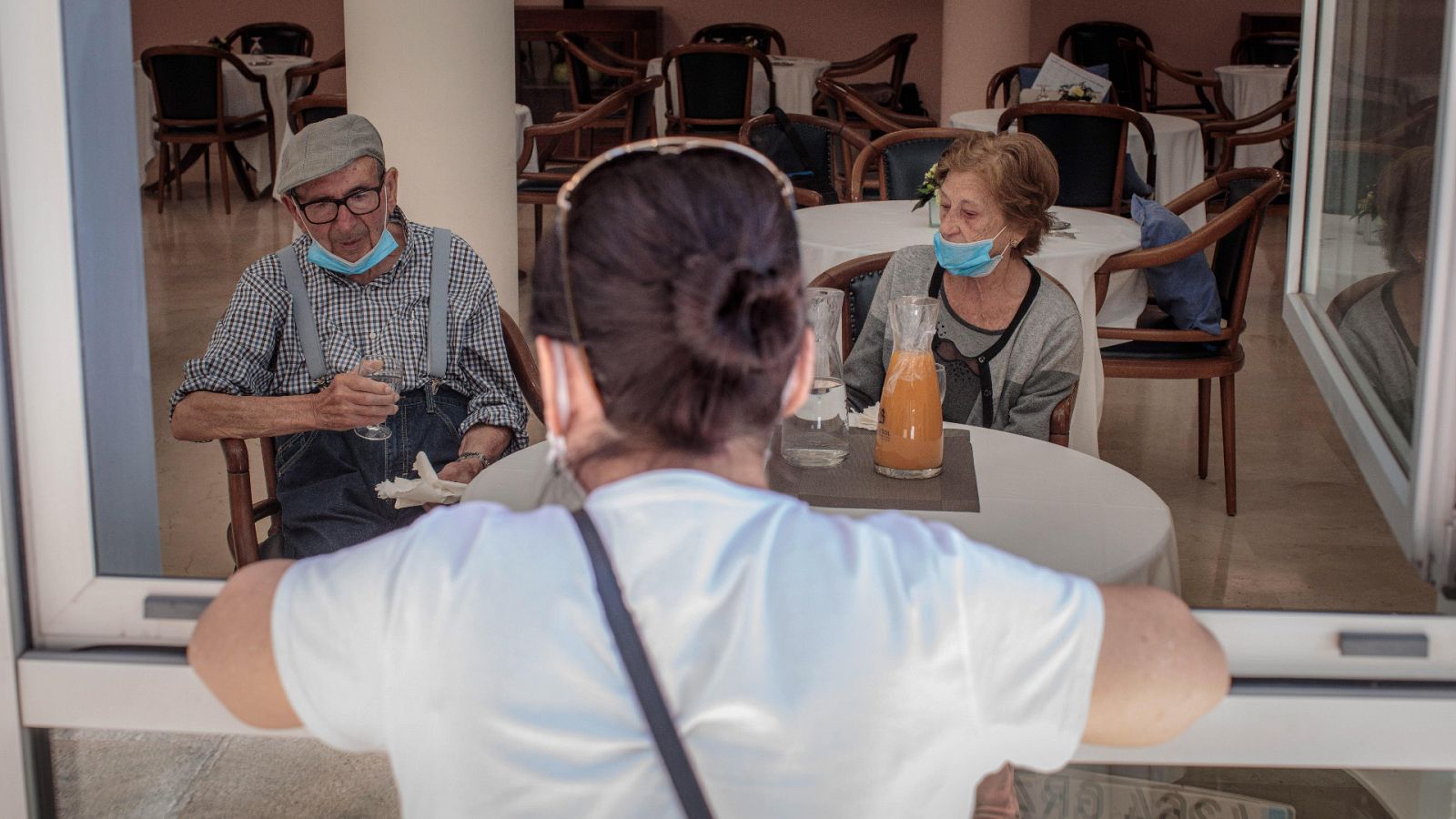 Una mujer visita a sus padres en una residencia de ancianos