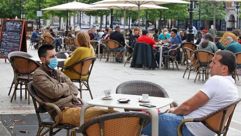 Vista de una terraza en el paseo de Begoña de Gijón