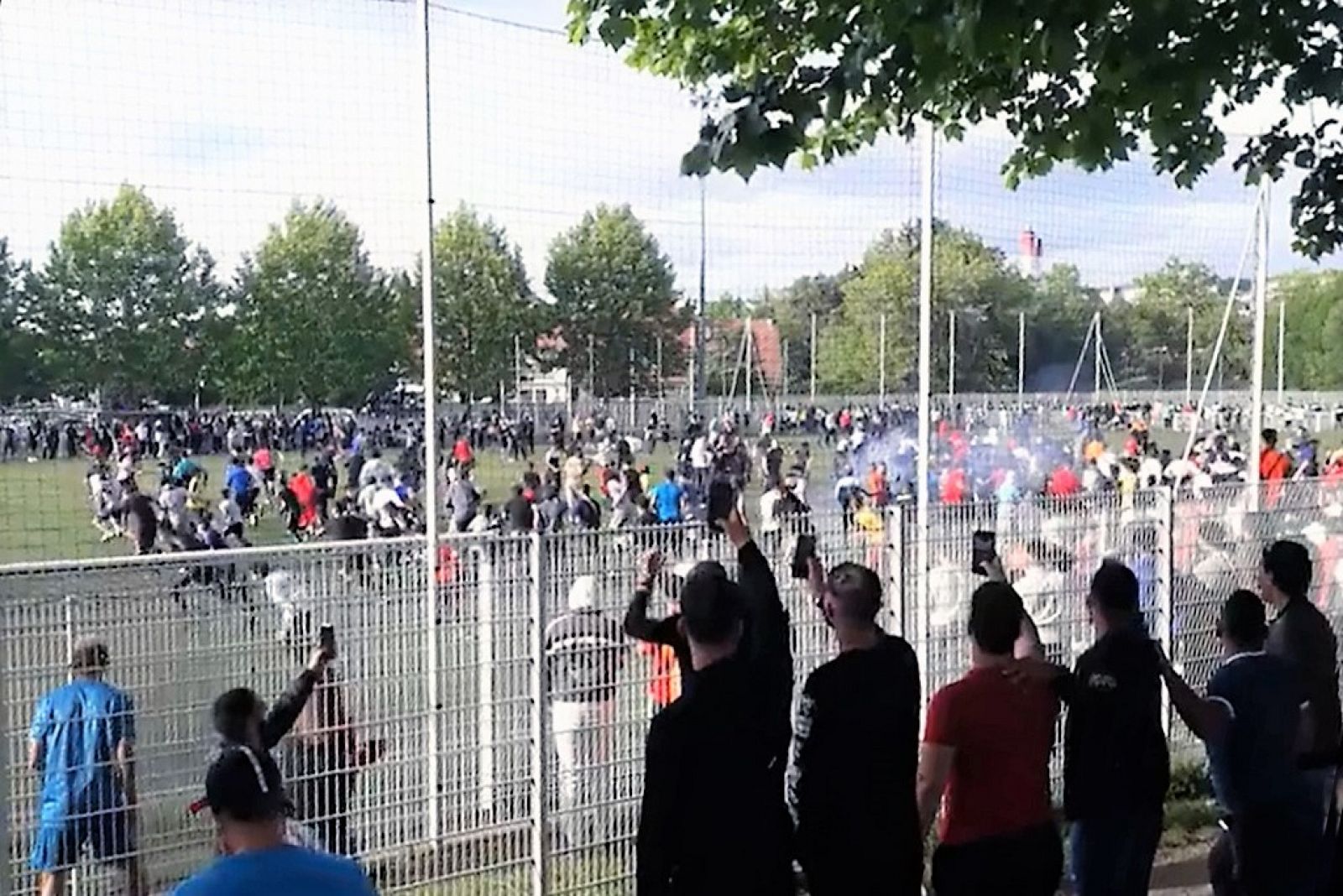Casi 400 personas acuden a presenciar un partido de fútbol en Estrasburgo (Francia) saltándose la cuarentena.