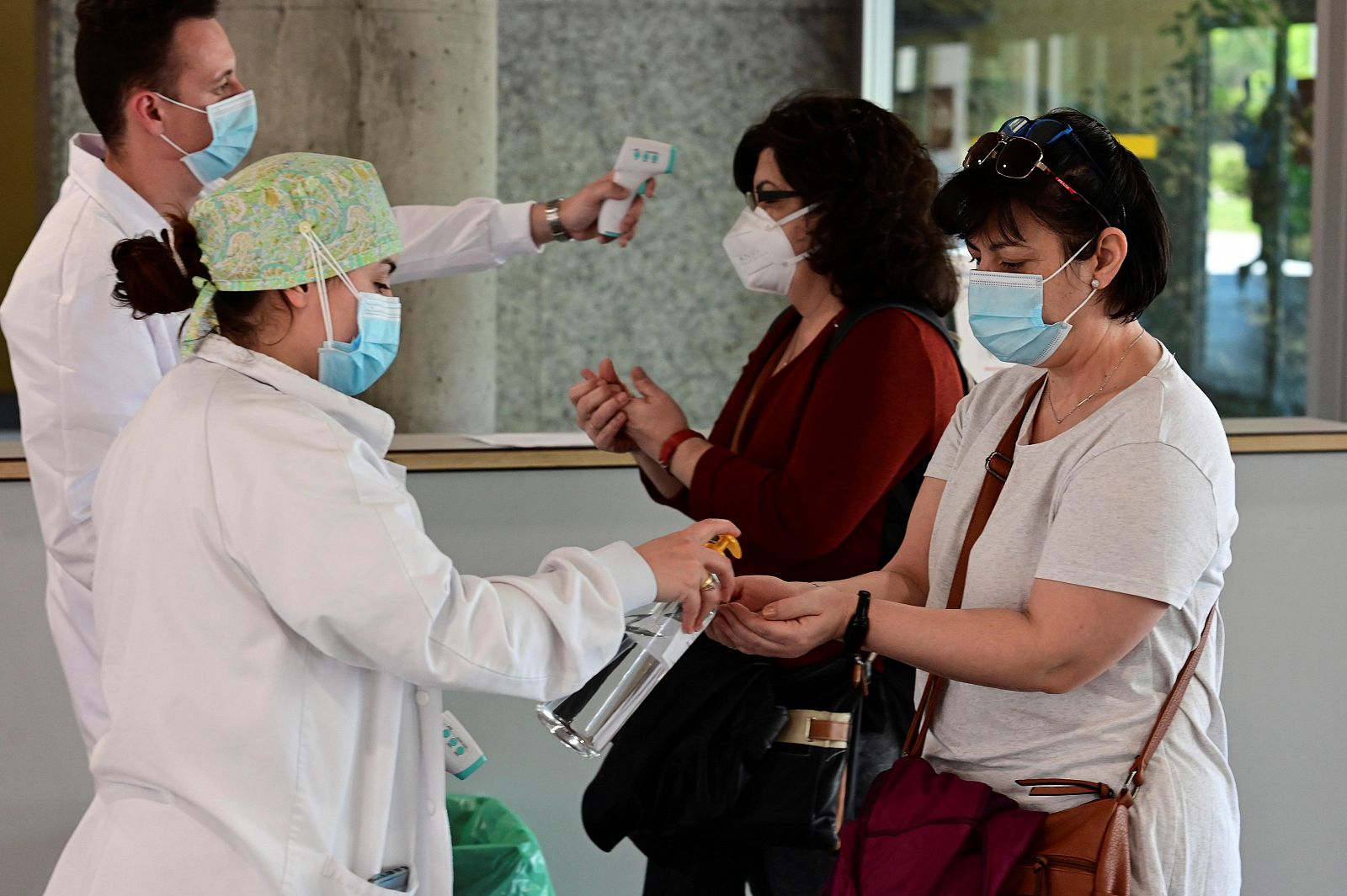Sanitarios toman la temperatura a todo aquel que accede al Hospital de Alcorcón en Madrid